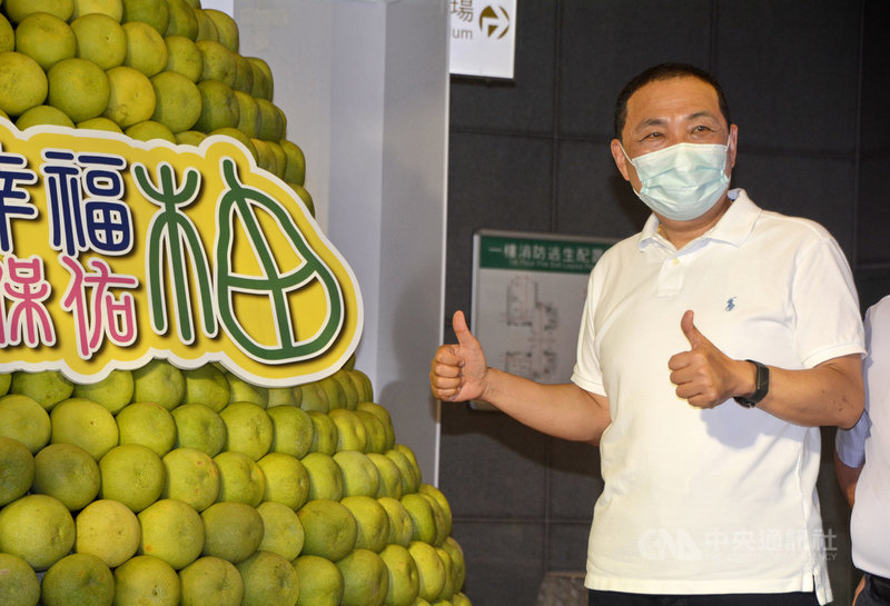 新北市長侯友宜(圖)8日推薦八里文旦柚,並拍胸脯保證「不好吃算我市長的帳」,他建議,民眾買完文旦先在家放置5至7天,「辭水」後風味更佳。中央社記者黃旭昇新北攝 109年9月8日