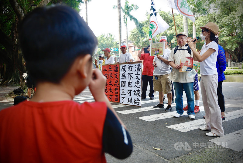 教育部贈送給國小新生的書籍中,「國王與國王」涉及同性議題,民間團體「全民拔菜總部」8日到教育部外抗議,指書籍內容影響學生理解兩性關係。一名小朋友經過在旁觀看。中央社實習記者曾守一攝 109年9月8日