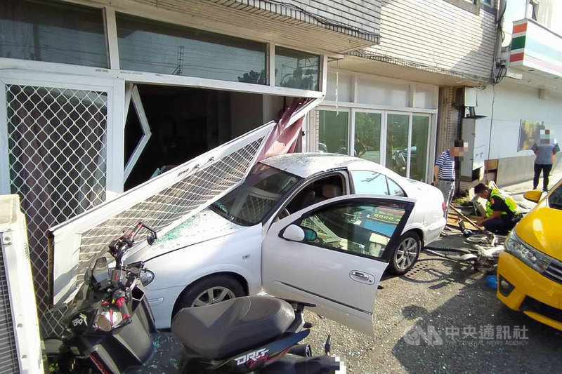 一輛白色自小客車8日行經台南市善化區一處路口時,突然失控衝撞路旁民宅,撞壞民宅大門並波及1輛計程車,幸好未釀傷亡。(讀者提供)中央社記者楊思瑞台南傳真 109年9月8日