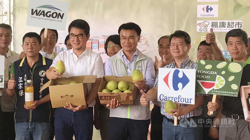 農委會主委陳吉仲(前排右3)8日前往雲林縣斗六市出席文旦行銷記者會,通路商和企業現場加碼採購文旦,力挺台灣農業。中央社記者姜宜菁攝 109年9月8日