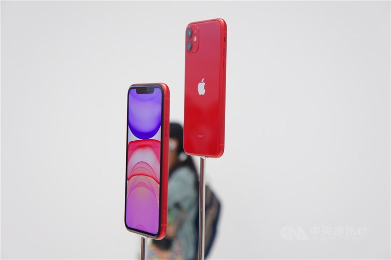 各界關注蘋果5G版iPhone進展,傳出新iPhone推出時程有兩個階段,其中2款6.1吋新5G版iPhone可能首先亮相。圖為iPhone 11。(中央社檔案照片)