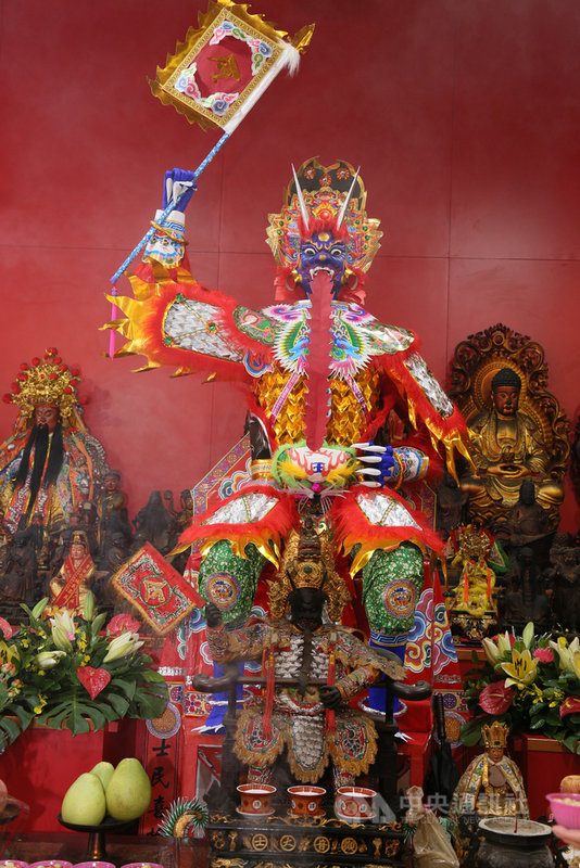 嘉義民雄「大士爺祭」紙糊大士爺8日正式開光點眼,也宣告為期3天的普渡活動正式展開。中央社記者蔡智明攝 109年9月8日