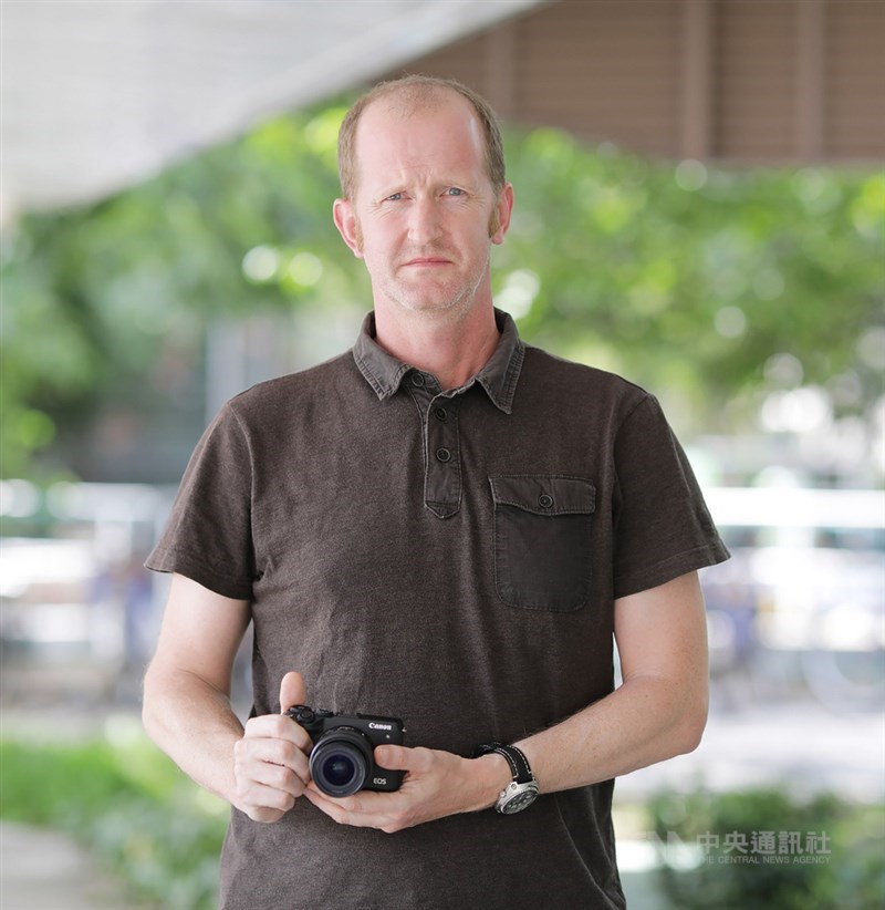 台灣PK新加坡誰好?英國部落客理察(Richard)分享並比較在台灣生活17年與新加坡生活5年的生活大小事體驗評比發現,兩地各有所長以平手作收。中央社記者黃自強新加坡攝 109年9月8日