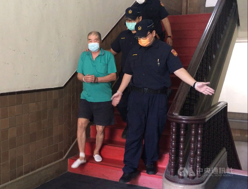 69歲男子陳登科(前左)被控因故殺害分屍簡姓妻子,一審遭判死刑,二審9日開庭,他稱妻遭「木頭阿姨」殺害分屍,其子及檢方求處死刑,辯護人求輕判,全案辯結,訂於9月30日宣判。圖為陳登科庭訊後還押。中央社記者劉世怡攝 109年9月9日