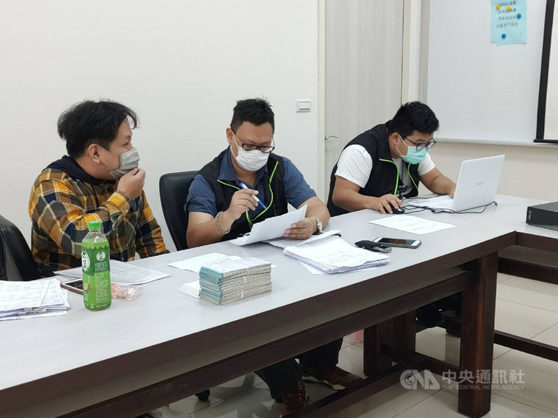 新北市勞工局9日啟動對轄內口罩工廠的超時工作專案勞檢。加利科技公司一早就委任代表帶著相關資料到板橋的勞動檢查處受檢。(新北市勞工局提供)中央社記者王鴻國傳真 109年9月9日