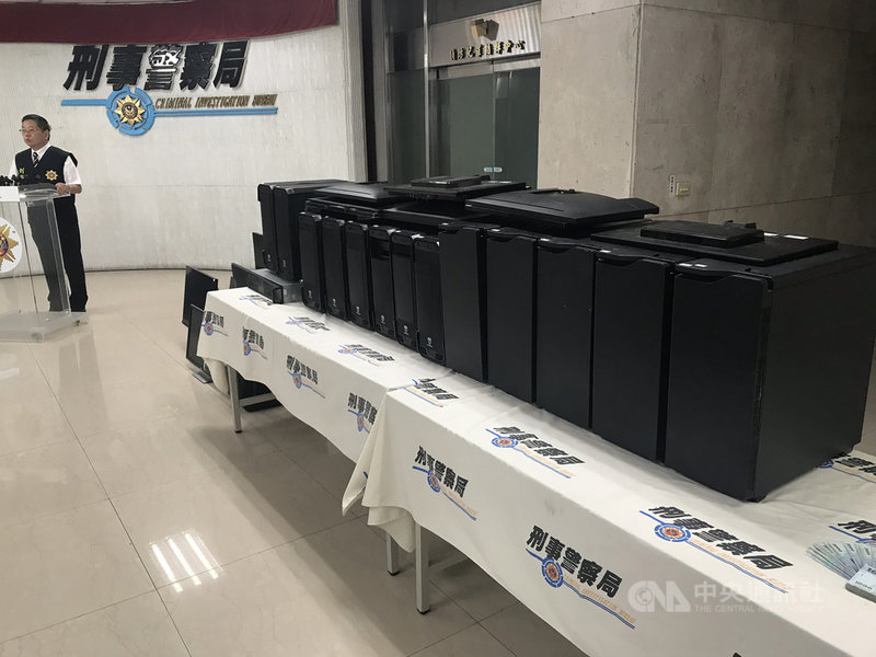 刑事局9日宣布破獲大型賭博網站,警方循線調查多時,日前見時機成熟,搜索位於台北市等處的賭博網站機房,逮捕陳姓男子等26人,並查獲32台桌上型電腦及主機等物。中央社記者劉建邦攝 109年9月9日