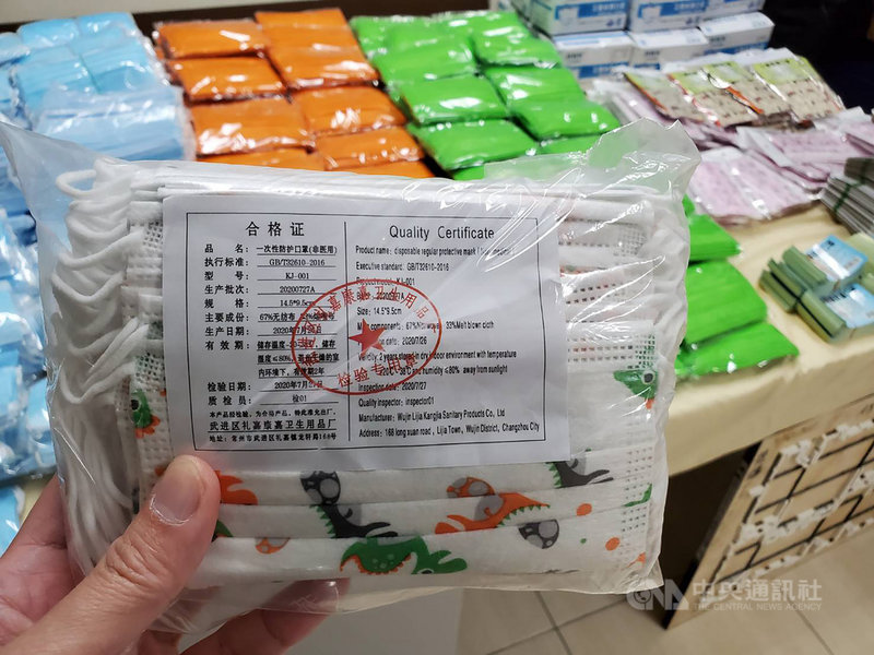 橋頭地檢署查出疑有業者進口中國製非醫用口罩,並仿冒商標印製外盒,組裝後對外販售,檢警查出疑似仿冒口罩是由台南市新市區一家應用材料行供貨,立即前往搜索,在倉庫查扣大量證物。(橋頭地檢署提供)中央社記者洪學廣傳真 109年9月9日