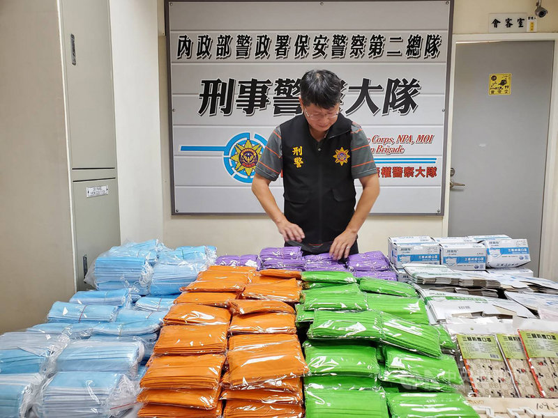高雄橋頭地檢署查出疑有業者進口中國、越南製非醫療用口罩後,再仿冒商標販賣,8日在台南倉庫查獲仿冒口罩1萬5000片、500個仿冒口罩盒等。(橋頭地檢署提供)中央社記者洪學廣傳真 109年9月9日