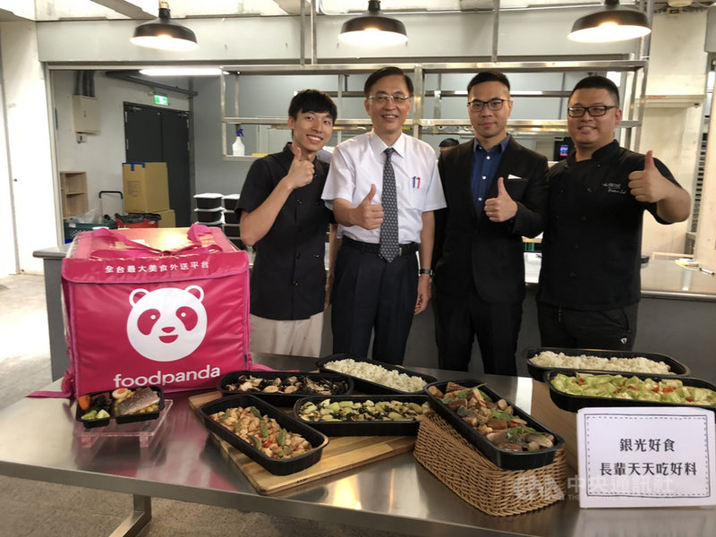 東海大學社會責任辦公室9日舉辦「東海大學USR對味好食力」新產品發表,邀請對味好食團隊在校內成立現代化烹飪廚房及使用營養烹飪技術,希望學生可以吃得營養健康,同時也與知名外送平台合作,將提供老人供餐、社福餐等服務。中央社記者趙麗妍攝 109年9月9日