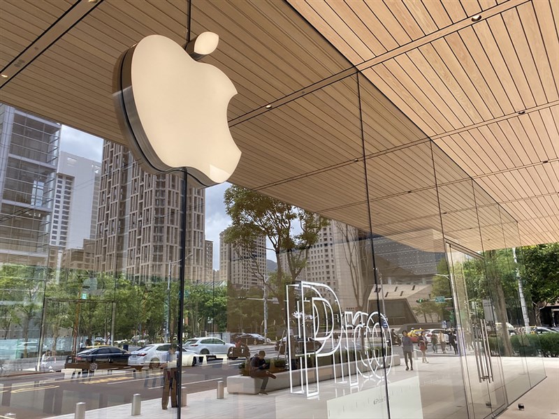 日媒報導,蘋果公司將於9月中開始生產5G iPhone,把耽誤的生產期程從幾個月縮短至幾週。圖為位於台北的蘋果直營店。(中央社檔案照片)