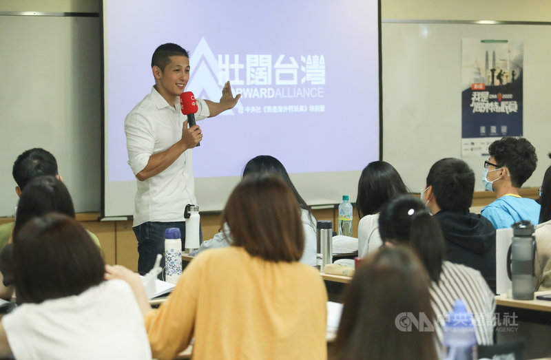 新境界文教基金會智庫副執行長吳怡農(後)9日參與中央社辦理的「我是海外特派員」活動並擔任講師,他分享曾在媒體工作心得,以及後來成為公眾人物被採訪的經驗,他說,「記者一直是我很崇拜的職業」。中央社記者張新偉攝 109年9月9日