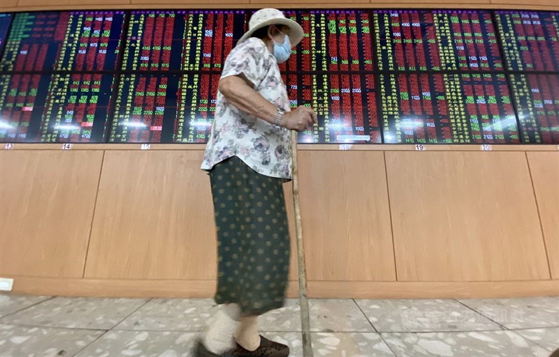 財政部統計,證交稅前8月稅收932億元,創近30年新高,年增逾6成。(中央社檔案照片)
