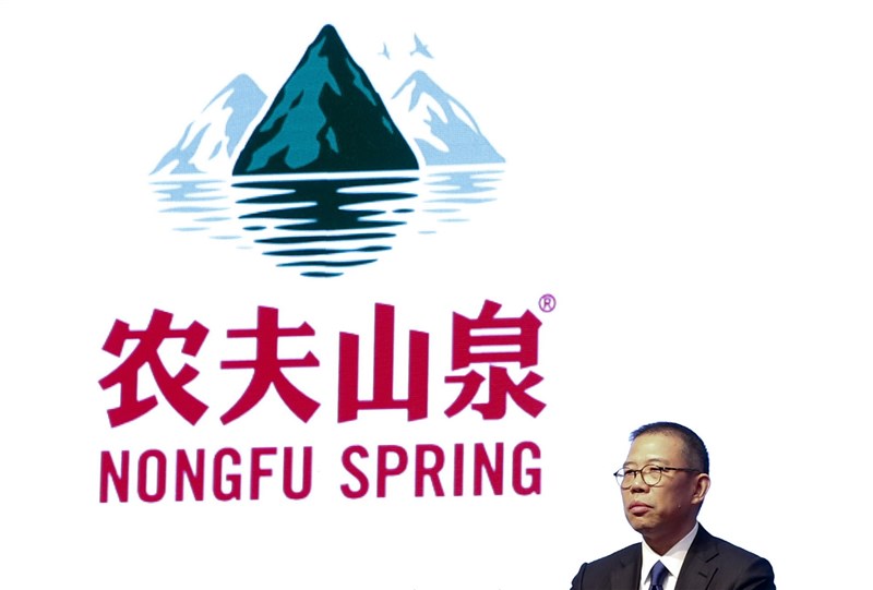 農夫山泉創辦人鍾睒睒(圖)因持有農夫山泉及萬泰生物兩家上市公司股份,被富比世列為中國暨亞洲首富。他13日辭去萬泰生物董事長等職務後,公司股價14日大跌,市值蒸發人民幣120.54億元。(中新社)