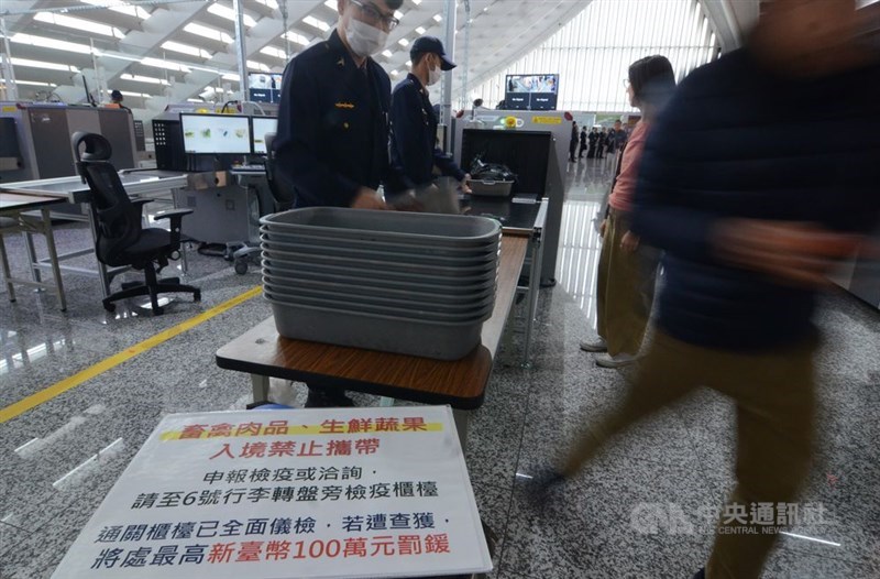 德國爆發首例非洲豬瘟,非洲豬瘟中央災害應變中心指出,德國直航班機旅客的托運及手提行李10日起以X光機全面檢查。(中央社檔案照片)
