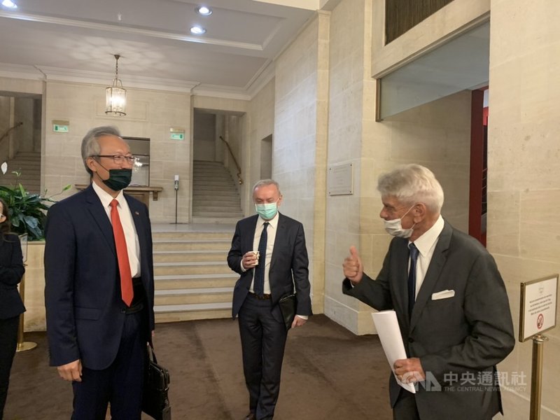 法國參議院友台小組主席李察(Alain Richard,右)並非參議院疫情調查委員會委員,卻特意前來向首度正式獲邀參與公聽會的駐法代表吳志中(左)致意。(駐法代表處提供)中央社記者曾婷瑄巴黎傳真 109年9月9日