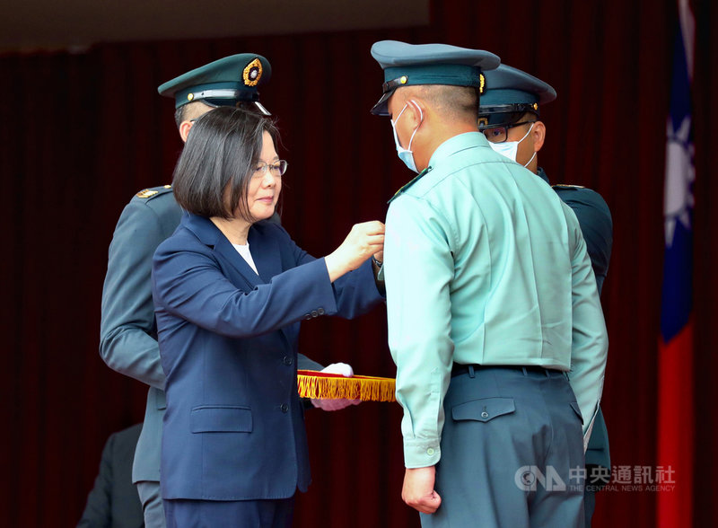 總統蔡英文(左)10日出席國軍109年三軍士官新生聯合開學典禮,頒贈總士官長職務胸章,彰顯士官幹部的服務精神。中央社記者張皓安攝 109年9月10日