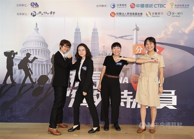 今年受2019冠狀病毒疾病疫情影響,考量安全因素,中央社第3屆我是海外特派員活動4名入選實習生曾以寧(左起)、羅敬文、高華謙與劉千綾的海外實習,將延後到2021年,視疫情狀況再擇適當時間與城市舉行。中央社記者張新偉攝 109年9月10日