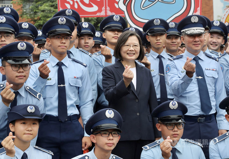 總統蔡英文(2排右2)10日出席國軍109年三軍士官新生聯合開學典禮,蔡總統感謝熱血年輕人加入保家衛國行列,為國軍注入新血,並合影留念。中央社記者張皓安攝 109年9月10日