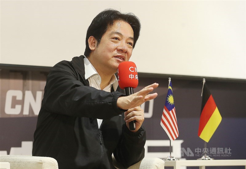 中央社第3屆「我是海外特派員」10日在台北舉行分享會,副總統賴清德會中化身網紅直播主訪問獲選小特派,並大力推薦台南溫體牛肉湯。中央社記者張新偉攝 109年9月10日