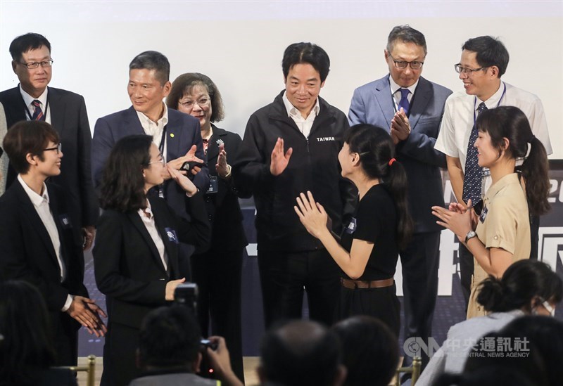 中央社10日在國立台灣博物館南門園區舉行第3屆「我是海外特派員」分享會,邀請副總統賴清德(後右3)出席,與4名獲選小特派對談,並勉勵學子要守護台灣民主自由。後左2為文化部長李永得、後右為中央社董事長劉克襄。中央社記者裴禛攝 109年9月10日