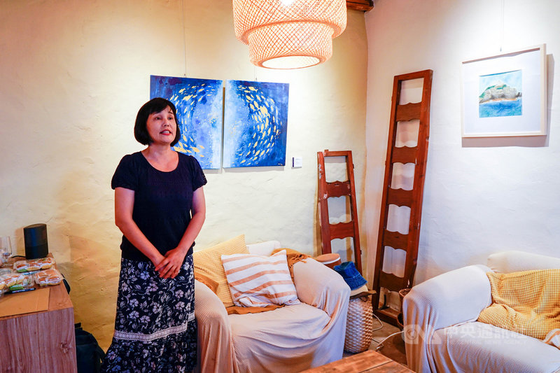 位於馬祖的「東引味畫展」9日在東引中路的「鹹味島合作社」登場,素人畫家董淑媚以東引的特色風景為創作主題,利用風景呈現東引海浪波濤與暗湧的模樣,以海浪象徵人生的起落。中央社記者邱筠攝 109年9月10日