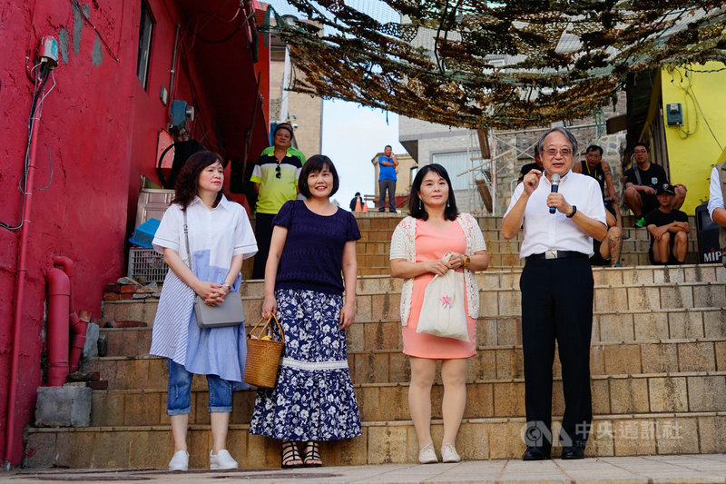 位於馬祖的「東引味畫展」9日在東引中路的「鹹味島合作社」登場,由連江縣政府祕書長張龍德(右)介紹3名東引素人畫家陳素雲(右2)、董淑媚(左)、陳翠玲(左2)出場。 中央社記者邱筠攝 109年9月10日
