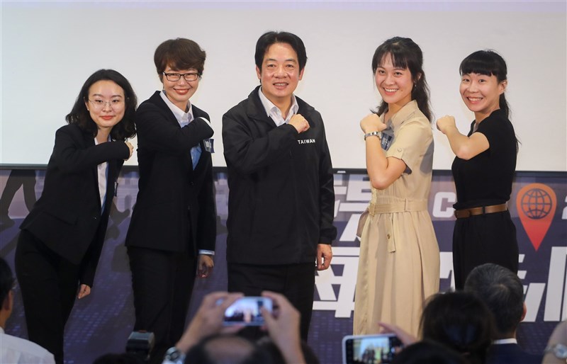 中央社第3屆「我是海外特派員」分享會10日登場,副總統賴清德(中)出席與4名獲選的海外實習小特派劉千綾(右2)、 曾以寧(左2)、羅敬文(左)及高華謙(右)對談,並合影留念。中央社記者裴禛攝 109年9月10日