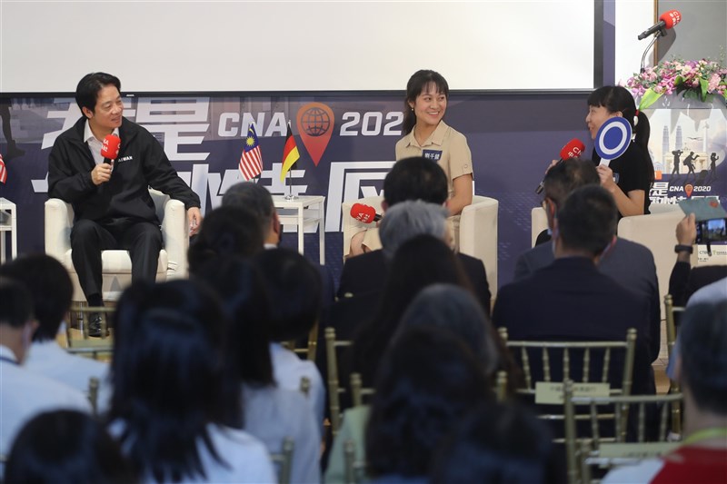 中央社第3屆「我是海外特派員」活動重頭戲,分享會10日在台北登場,副總統賴清德(後左)應邀出席,和本屆獲選的海外實習小特派高華謙(後右)、劉千綾(後右2)等4人對談。中央社記者裴禛攝 109年9月10日