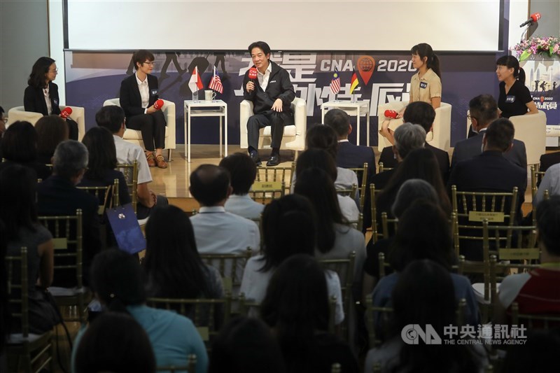 中央通訊社10日在國立台灣博物館南門園區舉行第3屆「我是海外特派員」分享會,邀請副總統賴清德(後中)出席,與4名獲選的小特派進行對談。中央社記者裴禛攝 109年9月10日