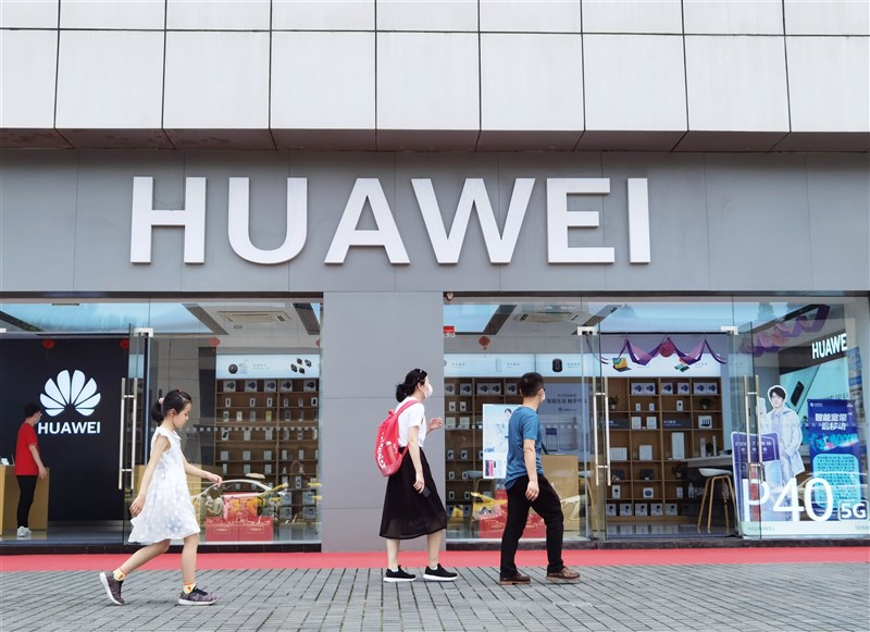 繼美光後,韓國三星電子及SK海力士公司近期發信給美國商務部,希望能持續出貨記憶晶片給華為。圖為華為在中國南京一家門市。(中新社)
