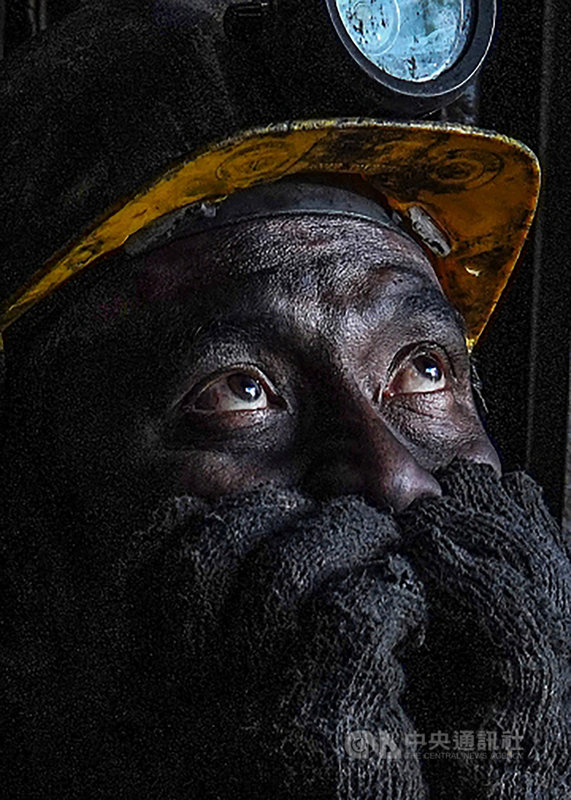 法國PX3國際攝影比賽被譽為歐洲最大攝影競賽,9日公布得獎名單,攝影作品屢獲國際獎項的台灣攝影師曾進發這次參賽,囊括1金8銀8銅,其中復刻早年礦工生活的系列照片獲1金1銀,並奪下廣告類組第2名。(曾進發提供)中央社記者管瑞平傳真 109年9月10日
