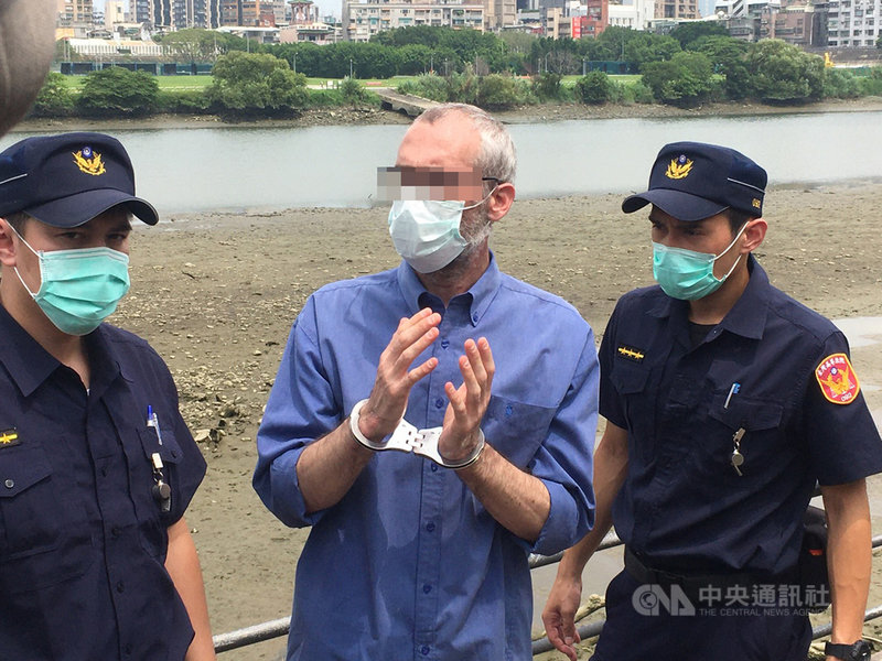台灣高等法院11日現場實地勘驗加拿大男子顏柏萊因毒品糾紛遭分屍案,涉案被告孫武生(藍衣)等3名外籍男子及台灣男子吳宣,都重回現場,另外傳一名證人到場,釐清疑點。中央社記者黃旭昇攝 109年9月11日