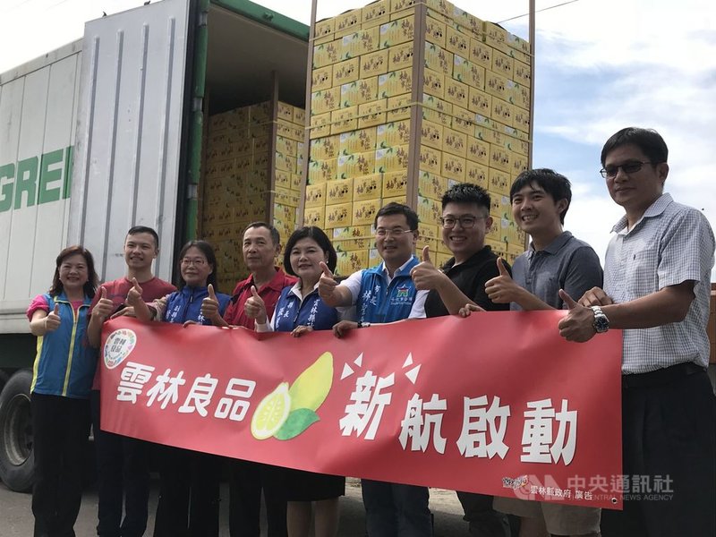 雲林斗六文旦風味獨特、果肉甜美，今年以精裝禮盒外銷到新加坡搶市，雲林縣長張麗善（中）、果農朱祐勳（右2）等人11日將文旦封櫃，希望能獲得新加坡消費者的青睞。中央社記者姜宜菁攝　109年9月11日