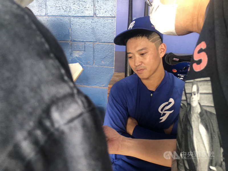 中職中信兄弟隊與樂天桃猿隊交手本壘攻防戰引爭議,富邦悍將捕手林宥穎(圖)11日表示,兄弟捕手陳家駒一開始站位到觸殺都沒問題,但雙膝跪下動作難界定,也不清楚中職怎麼去解釋和界定;「波西條款」的本意和界定要更清楚。中央社記者謝靜雯攝 109年9月11日