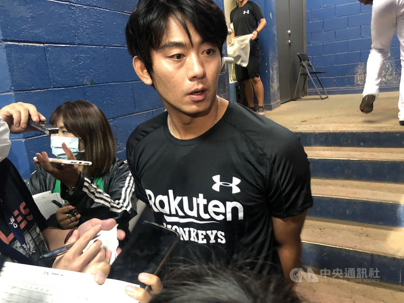 中職樂天桃猿隊11日在新莊棒球場與富邦悍將隊交手,桃猿投手王溢正(前)找回球速和揮臂好感覺,6局優質先發率隊拿下勝利,王溢正表示,狀況不錯,讓自己蠻振奮的。中央社記者謝靜雯攝 109年9月11日