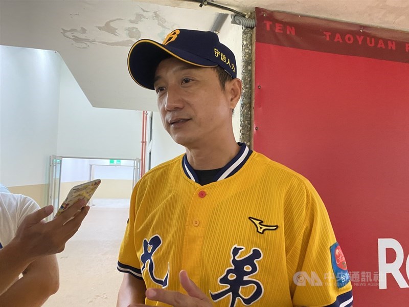中職10日的賽事，6局下桃猿跑者回本壘時本來判出局，不過之後審判委員認為因捕手阻擋路徑而改判，引起極大爭議，兄弟教頭丘昌榮（圖）表示無法接受。中央社記者楊啟芳攝 109年9月10日