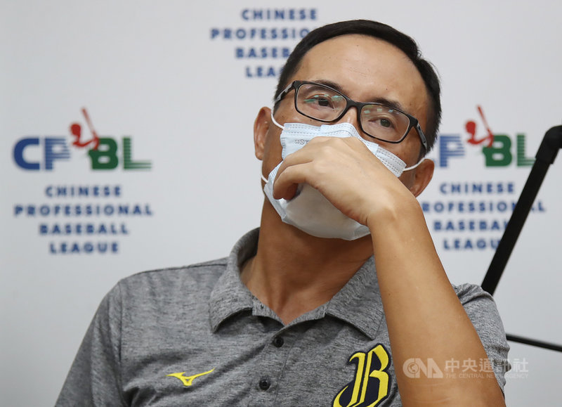 中華職棒大聯盟11日針對10日中信兄弟與樂天桃猿在6局下的本壘攻防改判爭議召開記者會，兄弟領隊劉志威也到場。中央社記者張新偉攝　109年9月11日