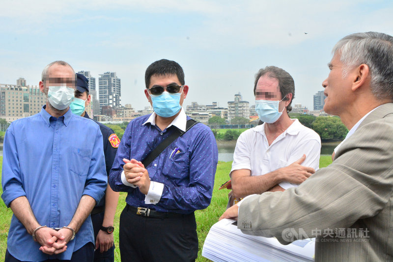 台灣高等法院法官曾德水(右1)審理加拿大男子顏柏萊遭分屍案,11日勘驗新店溪河堤現場,押解美籍主嫌孫武生(左1),釐清與美籍被告何傑生(右2)間的證詞落差。中央社記者黃旭昇新北攝 109年9月11日