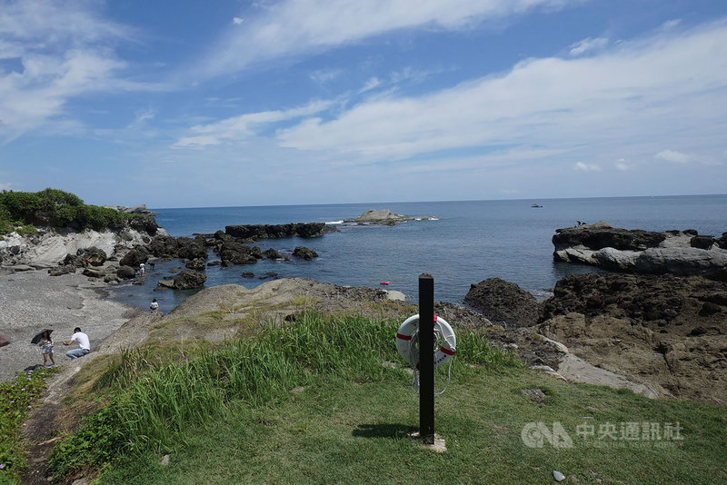 花蓮縣豐濱鄉石梯坪遊憩區內的開放海域,也是珊瑚生態重要海域,今年接連高溫加上旅遊人潮,導致珊瑚白化狀況嚴重,在地海洋保育工作者呼籲公部門能加強宣導海洋保育觀念,共同守護珍貴的海洋資源。中央社記者張祈攝 109年9月11日