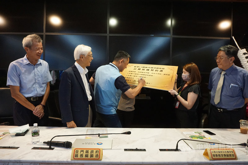 在國家衛生研究院董事長林奏延(左2)等人見證下,金門縣長楊鎮浯(中)11日宣布,即日起全額補助65歲到74歲縣民免費接種新型13價肺炎鏈球菌結合型疫苗。中央社記者黃慧敏攝 109年9月11日