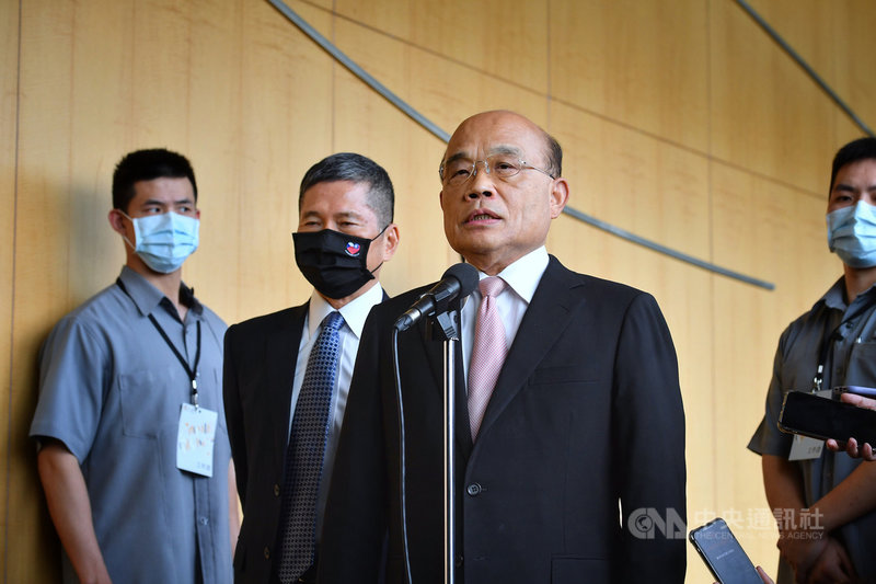 國民黨發起食安公投連署，反對瘦肉精美豬進口。行政院長蘇貞昌（前右）11日出席第44屆金鼎獎頒獎典禮時受訪表示，國民黨過去在沒有國際標準時開放美牛，現在政府就國際標準建立進口管理，「國民黨卻一改過去，還要為反對而反對」。中央社記者王飛華攝　109年9月11日