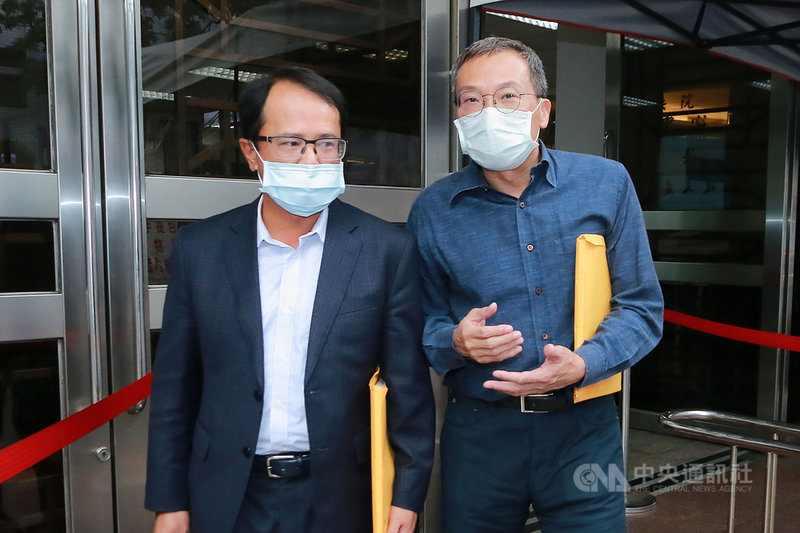 台灣高等法院11日針對國務機要費案進行更二審,時任總統府副秘書長馬永成(右)、時任總統辦公室主任林德訓(左)以被告身分出庭,當庭聲請傳喚前總統陳水扁等人作證。中央社記者蕭博文攝 109年9月11日