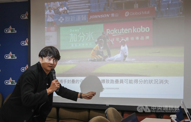 中華職棒11日針對10日中信兄弟與樂天桃猿在6局下的本壘攻防改判爭議召開記者會，中職秘書長馮勝賢會中親自示範動作進行說明。中央社記者張新偉攝 109年9月11日