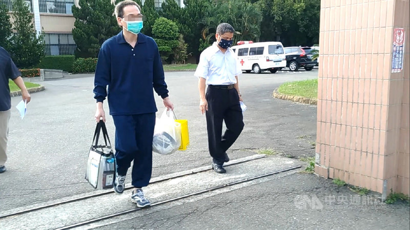 彰化縣盧姓男子（左）於民國96年間對一名少女猥褻遭判刑1年，他服刑完後接續強制治療9年，不服強制治療過久提出異議，台中高分院審理後11日裁定停止強制治療，他下午獲釋。中央社記者蘇木春攝　109年9月11日