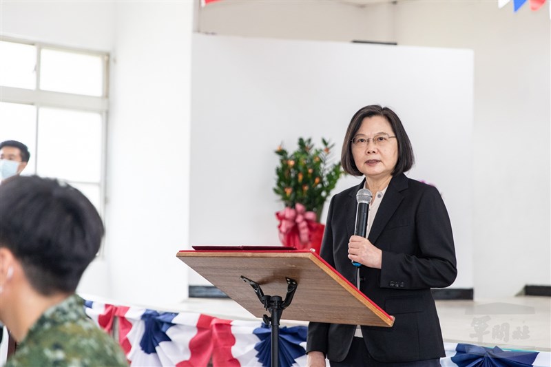 中共解放軍近日大規模軍演擾台之際，總統蔡英文11日視導兩處「空軍防空飛彈連」，慰勉國軍官兵辛勞，並重申「國土主權、寸步不讓；民主自由、堅守不退」。（軍聞社提供）