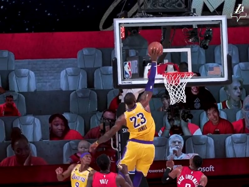 NBA湖人10日擊敗火箭,在季後賽次輪連拿3勝「聽牌」。詹姆斯(持球者)演出「準大三元」。(圖取自instagram.com/lakers)