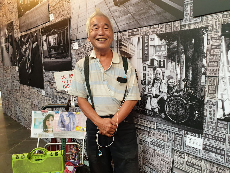 台灣芒草心慈善協會舉辦「防疫下的弱勢-無家者攝影展」,擔任真人圖書館的無家者「飛機先生」表示,他的生活處境不太受疫情影響,「因為在疫情之前就很慘了」,他說,人生就是順其自然,遇到困境就坦然面對、不要逃避,每天努力賣雜誌賺錢,有動力就能過好生活。中央社記者陳偉婷攝 109年9月12日