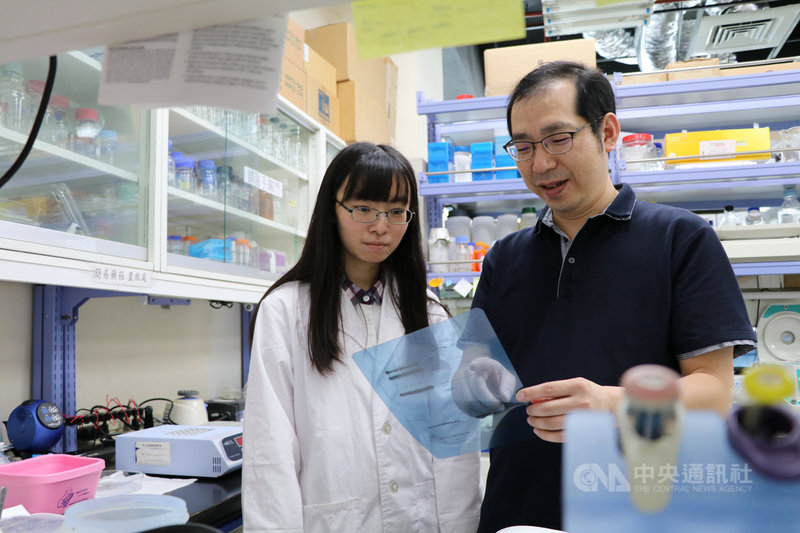 陽明大學生化暨分子生物研究所博士畢文潔(左)與指導教授陳威儀(右)利用先進全基因體定序與重組蛋白技術,破解白血病致癌機轉。(陽明大學提供)中央社記者許秩維傳真 109年9月12日