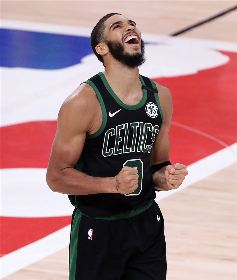 NBA美國職籃塞爾蒂克前鋒塔特姆11日在與多倫多暴龍的搶七大戰，繳出29分、12籃板與7助攻，3項數據均是全場之冠。（圖取自twitter.com/celtics）