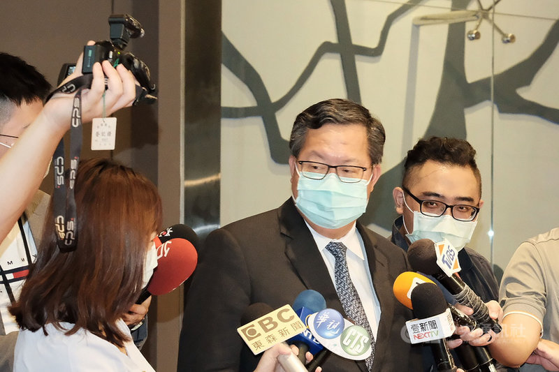 中國央視節目主持人李紅稱前立法院長王金平參加海峽論壇「求和」,對此,桃園市長鄭文燦(右2)13日表示,如果對岸把「這個行為解讀為求和」,假設對岸沒有改變這個說法,那此時此刻,以這樣的一個立場,不澄清的話「我覺得這對台灣來說不會有加分。」中央社記者吳睿騏桃園攝 109年9月13日